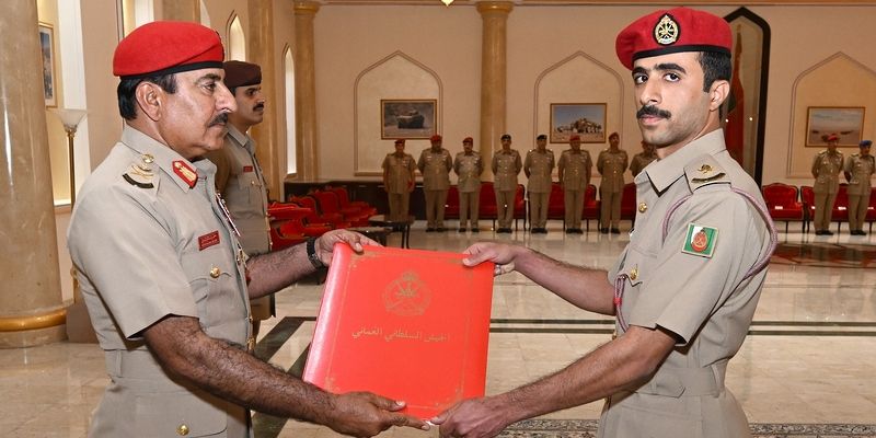 تسليم شهادة البراءة السلطانية لعدد من الضباط الخريجين بالجيش السلطاني