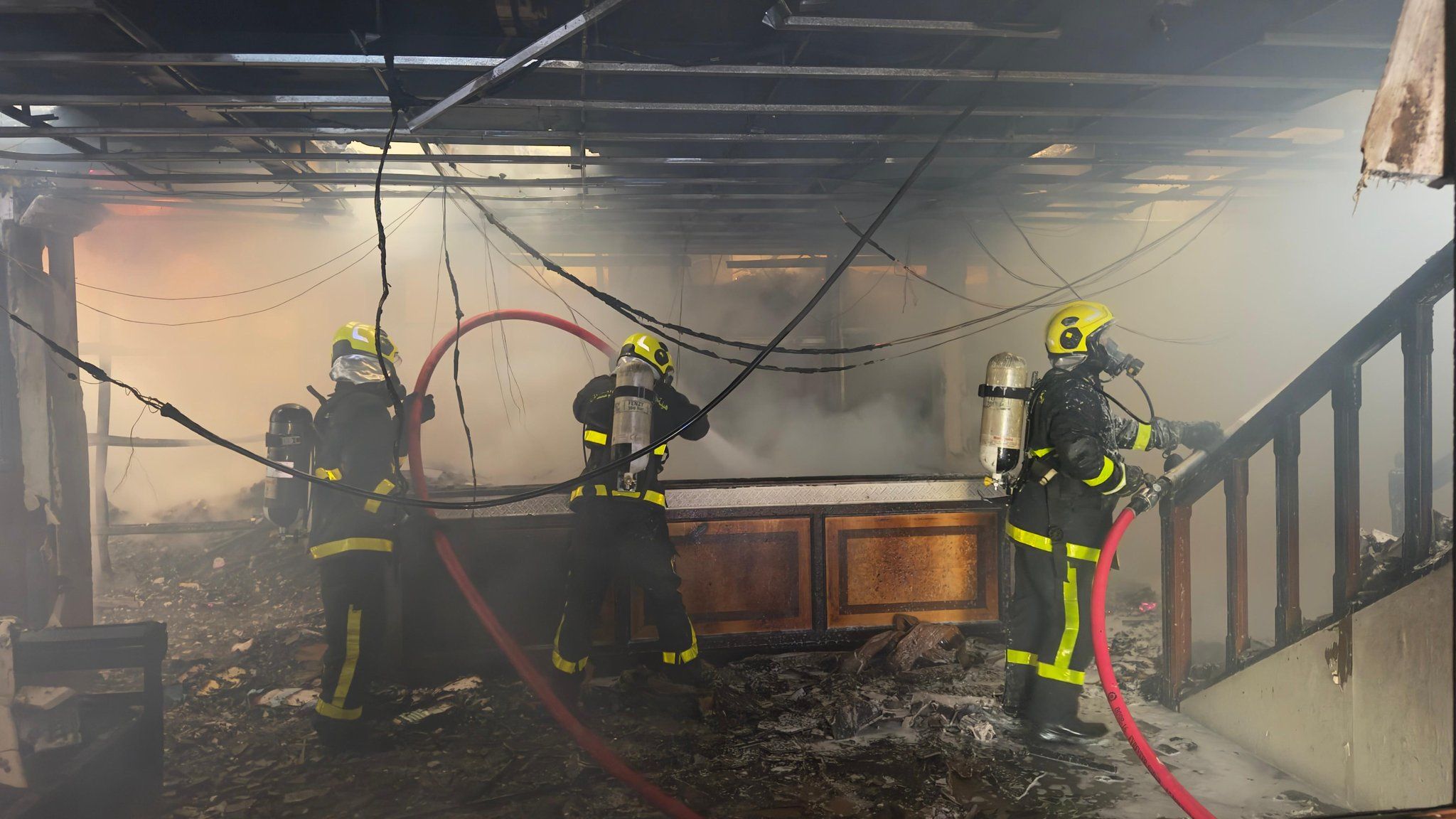 ” الدفاع المدني ” يتعامل مع حادث نشوب حريق في ورشة لأعمال الديكور ومقاولات البناء