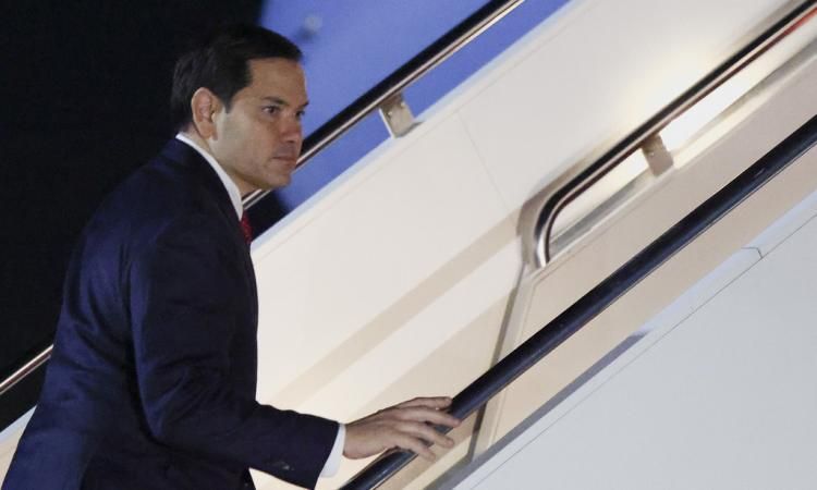 طائرة وزير الخارجية الأمريكي تواجه مشكلة ميكانيكية أثناء توجهه إلى ميونخ