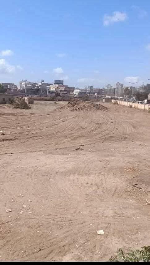 بتوجيهات من الزبيدي.. قيادي في الانتقالي يستولى على أرض لمؤسسة حكومية بعدن 