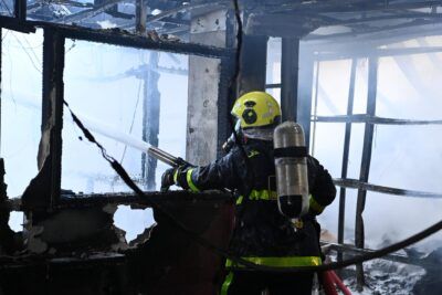 ” الدفاع المدني ” يتعامل مع حادث نشوب حريق في ورشة لأعمال الديكور ومقاولات البناء