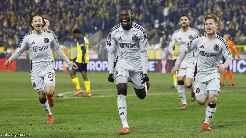 أياكس يقترب من ثمن النهائي