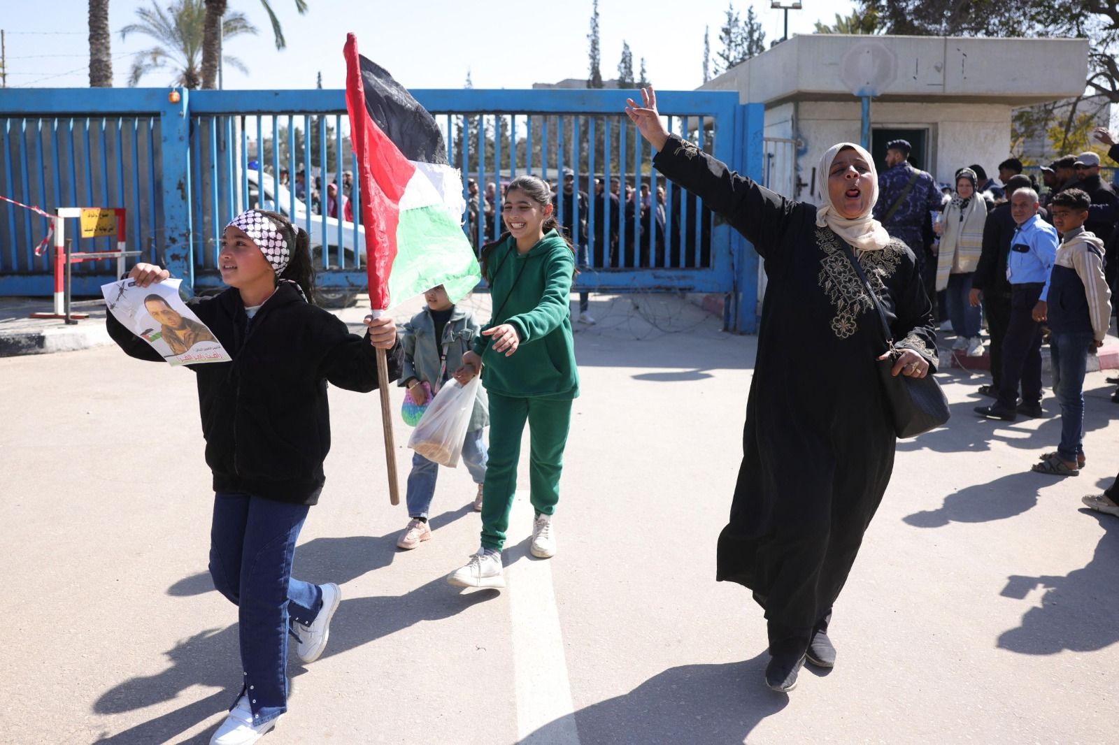 وصول الأسرى الفلسطينيين المفرج عنهم إلى رام الله .. ونقل 4 إلى المستشفى