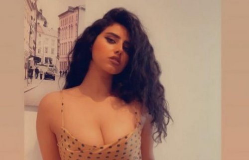 مشهورة سناب شات السعودية موديل أش تثير غضب المتابعين في فيديو فاضح بالهوت شورت وحماله صدر ..اتفرج