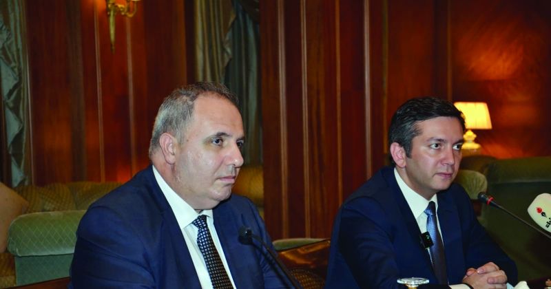 يالتشين رافييف متحدثاً في المؤتمر بحضور السفير أميل كريموف