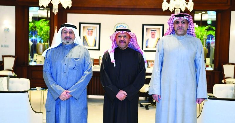 محافظ الفروانية متوسطاً مسؤولي إحدى شركات صيانة الطرق