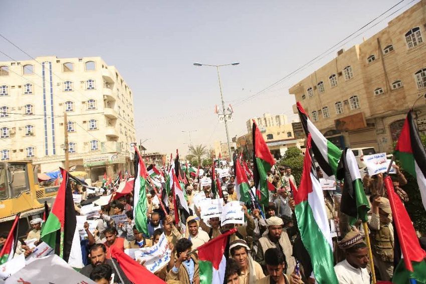 مأرب.. وقفة جماهيرية للتضامن مع الشعب الفلسطيني ورفض مخططات تهجيرهم