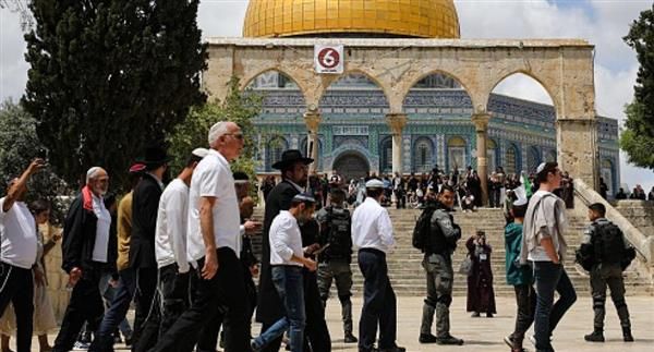 مستوطنون يقتحمون المسجد الأقصى بحماية شرطة الاحتلال