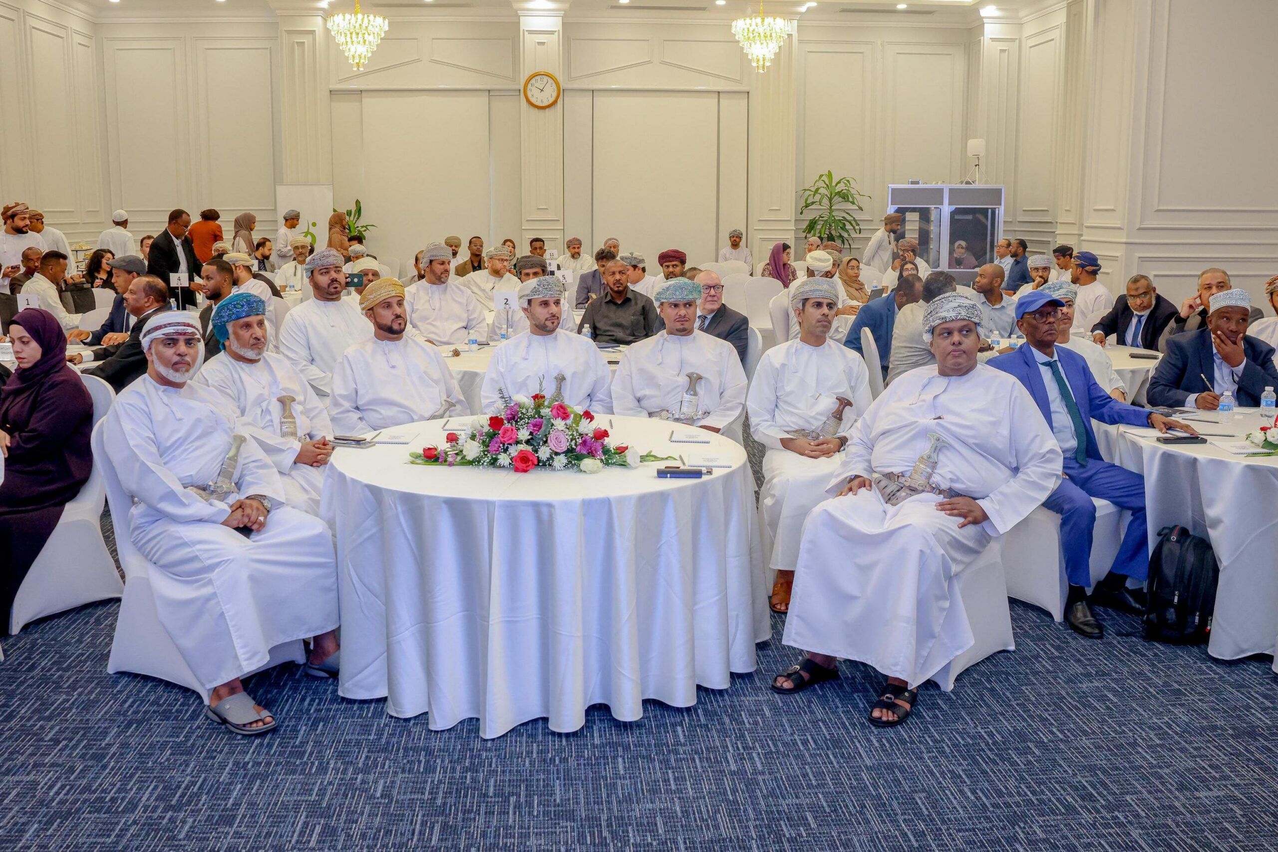 مناقشة تعزيز الشراكات وبحث الفرص الاستثمارية بمنتدى الأعمال العماني الإفريقي