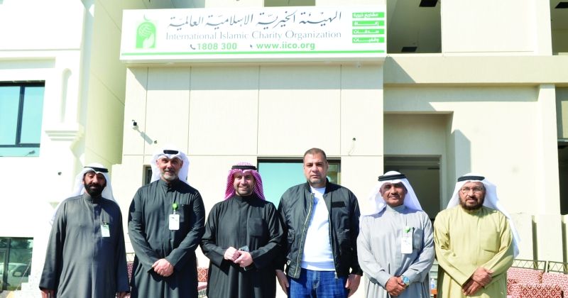 مسؤولو «الهيئة الخيرية» أمام فرعها الجديد في الصباحية (تصوير سعود سالم)