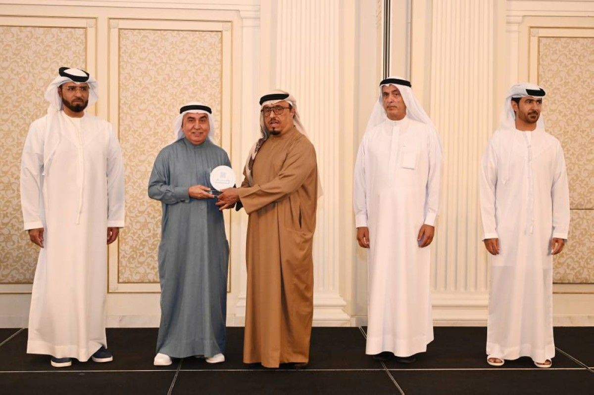 «أوقاف دبي» تكرّم 40 قانونياً شاركوا في «وقف المحاماة»