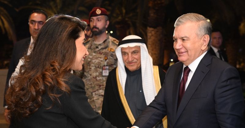 رئيس أوزبكستان يزور متحف قصر السلام