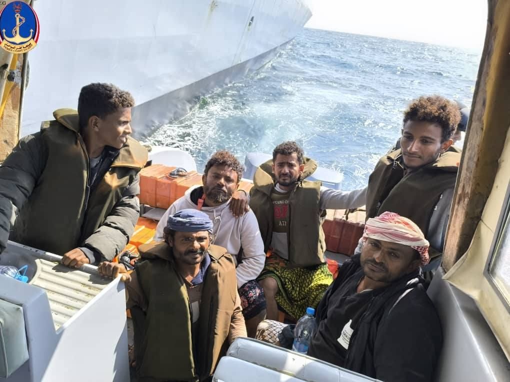 الحديدة..بارجة فرنسية تنقذ ستة صيادين بعد 7 أيام من تعطل قاربهم في البحر الأحمر
