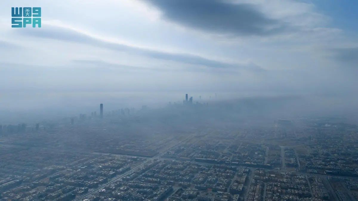صور مدهشة للغيوم والضباب وهي تخفي أهم معالم الرياض مع غياب الشمس