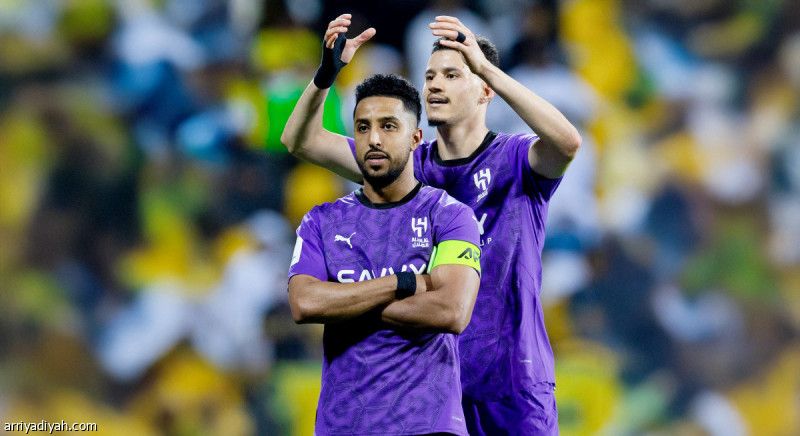 الهلال يلحق الوصل بستة إماراتيين ويصعد متصدرا