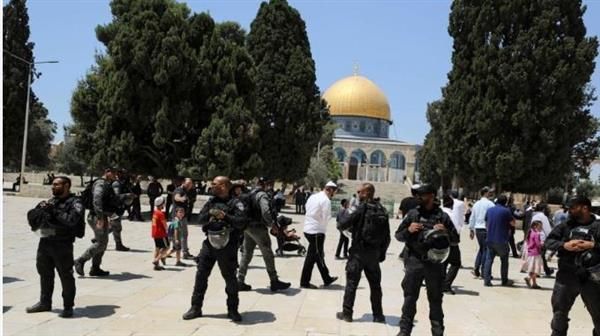 عشرات المستوطنين يقتحمون المسجد الأقصى بحماية الشرطة الاسرائيلية