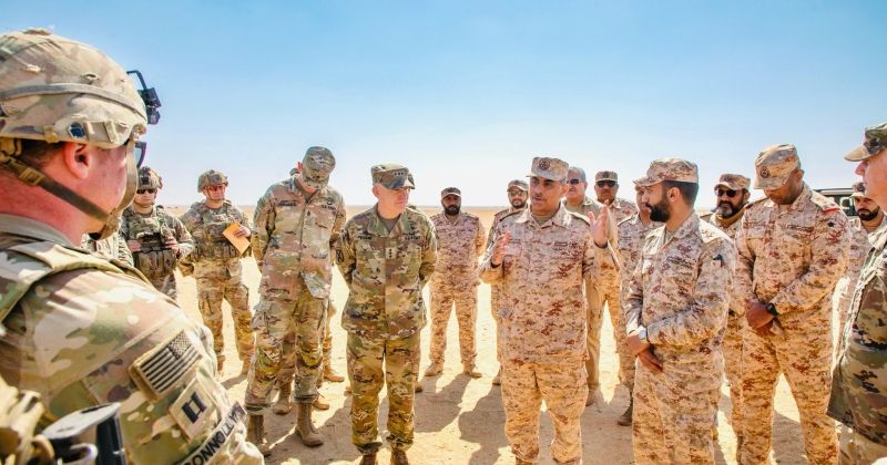 آمر القوة البرية وقائد القوات البرية للجيش الأميركي يتفقدان سير مجريات تمرين «ملاحظ الصحراء»