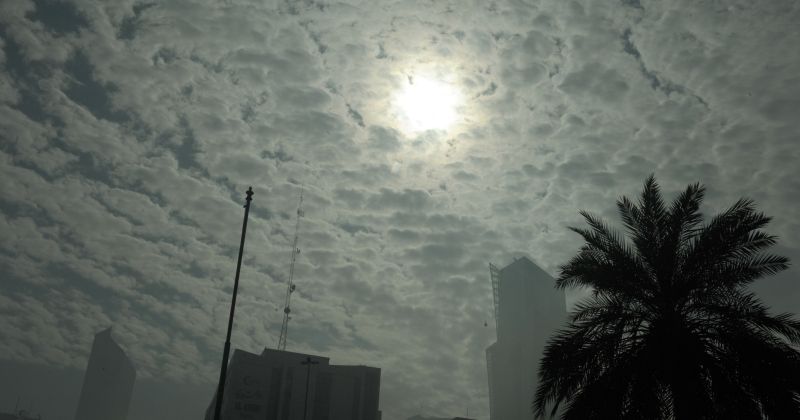 «الأرصاد»: فرص لأمطار رعدية أحيانا.. وضباب