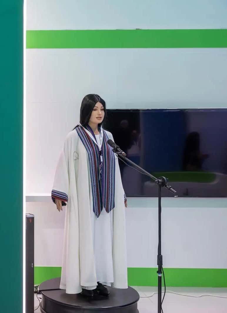 الروبوتان “سارة” و”محمد” يتفاعلان مع زوار المنتدى السعودي للإعلام