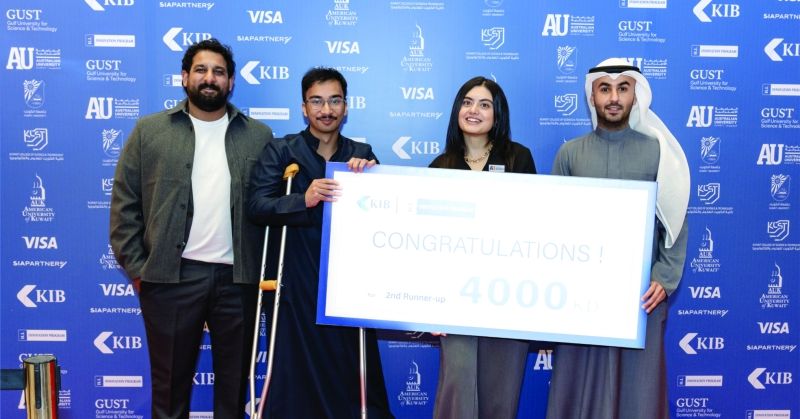 طلاب الجامعة الأسترالية لدى تسلّمهم الجائزة