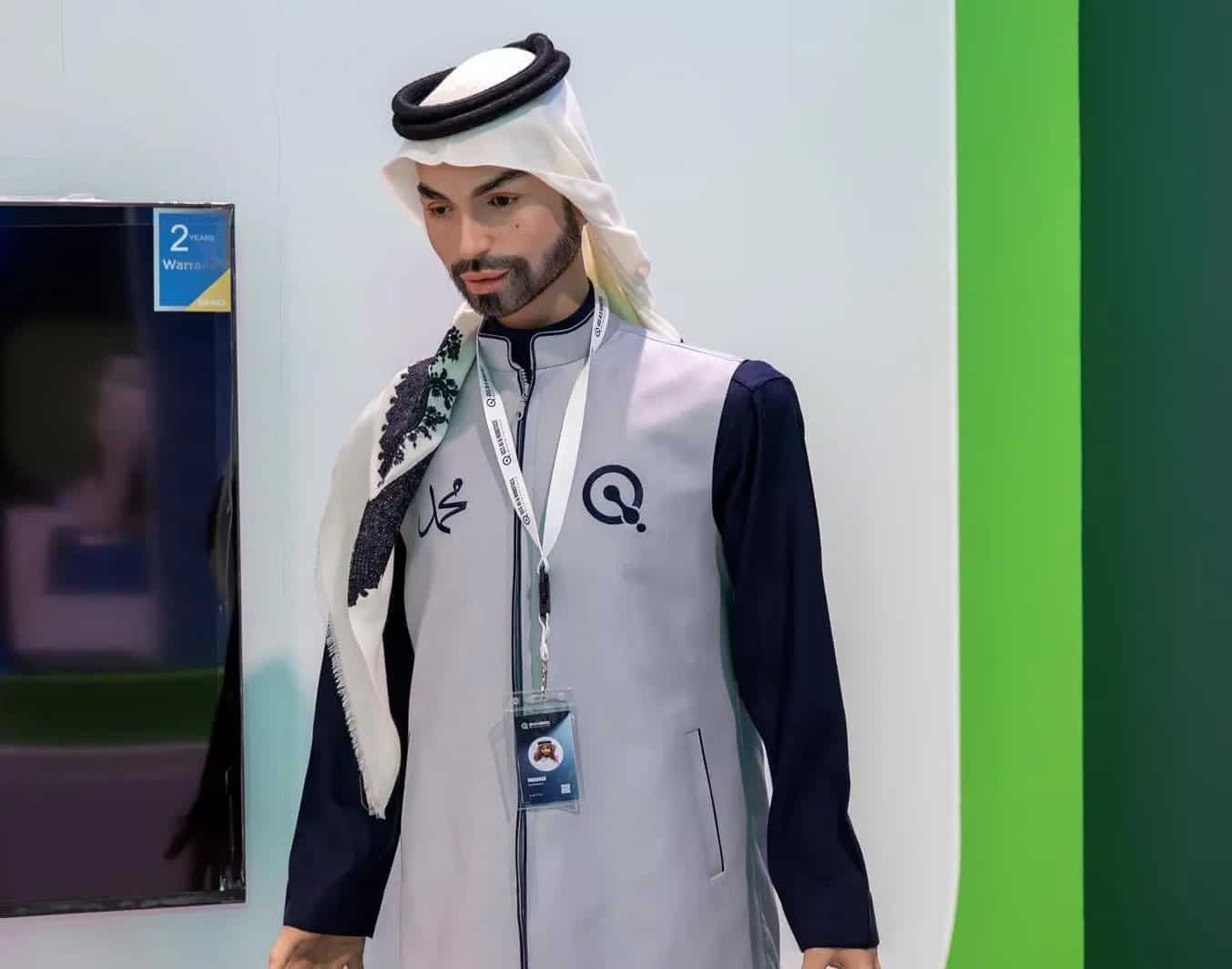 الروبوتان “سارة” و”محمد” يتفاعلان مع زوار المنتدى السعودي للإعلام