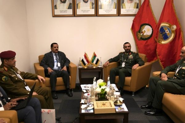 اليمن والإمارات يبحثان تعزيز التعاون العسكري لحماية الممرات البحرية في البحر الأحمر