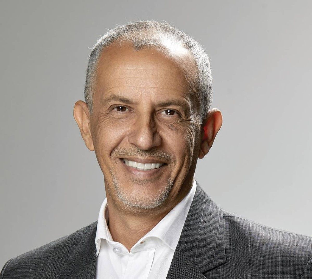 قطاع السيارات في الإمارات.. تسارع بلا مطبات