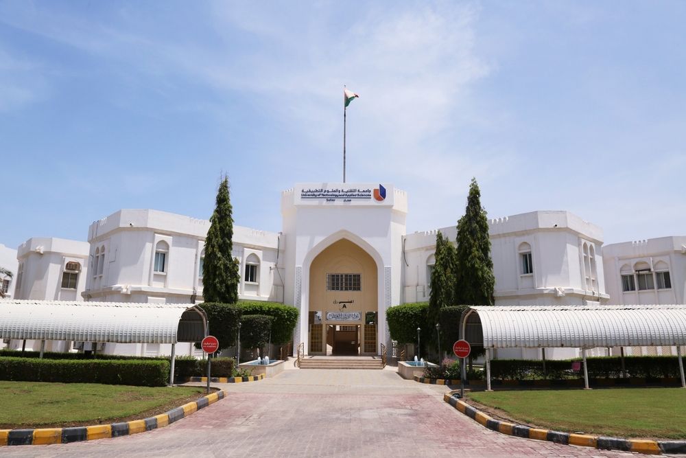 توقيع اتفاقيات تمويل 20 مشروعًا بحثيًّا بجامعة التقنية والعلوم التطبيقية بصحار