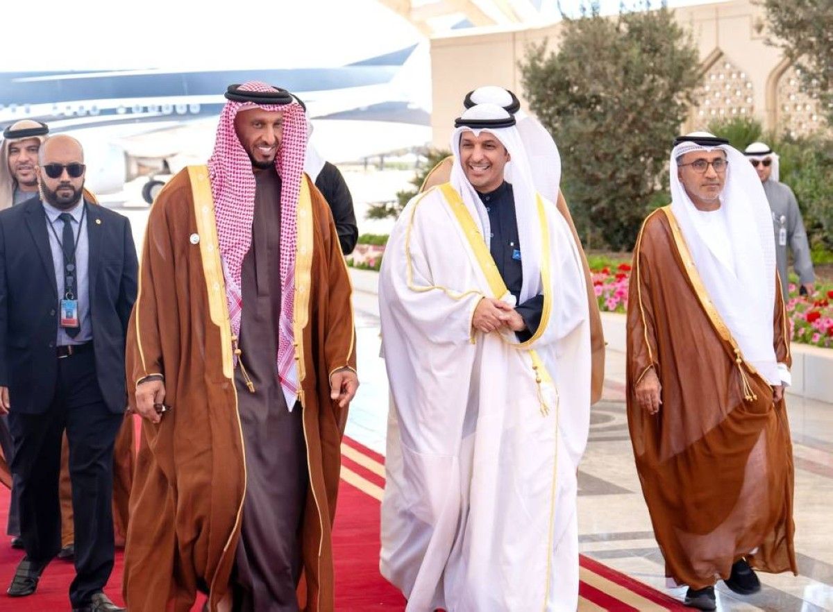 نائب رئيس مجلس الوزراء الكويتي يلتقي رئيس المكتب الوطني للإعلام