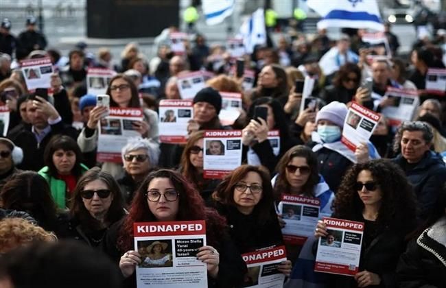 إعلام عبري: عائلات المحتجزين تطالب الحكومة بالإسراع لإعادة جثمان شيري بيباس