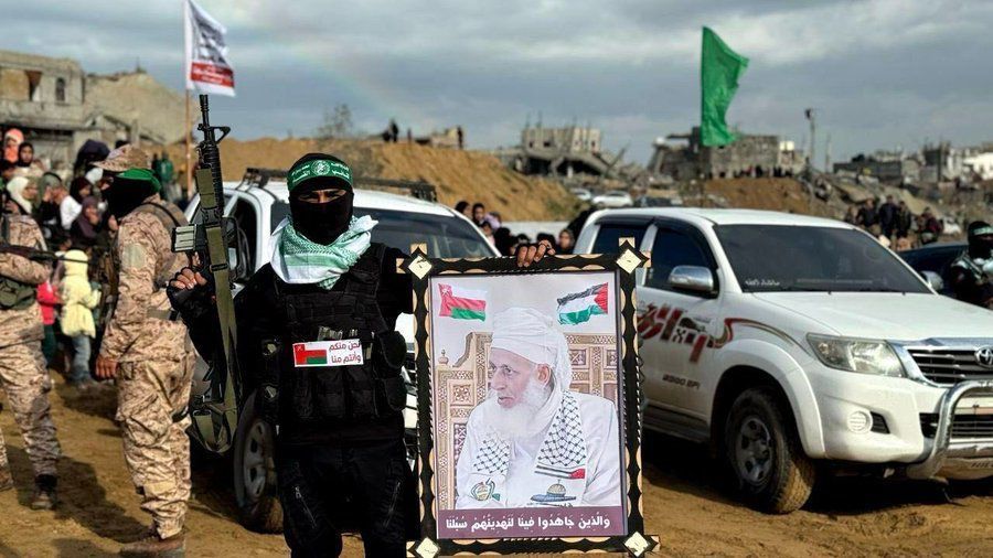 بعد رفع “القسام” صورة الخليلي وعلم السلطنة .. نشطاء بـ”اكس” : شهادة فخر واعتزاز لكل عمُان