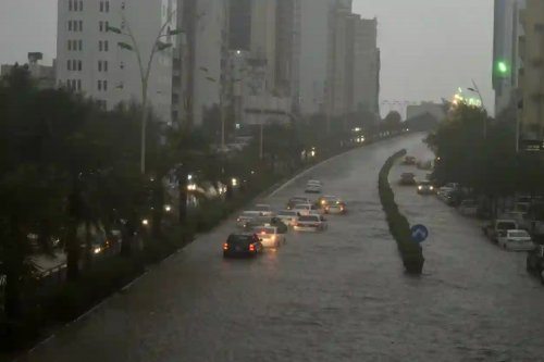 فيديو مهيب للحظة التقاء اثنين من أكبر سيول الرياض في مجرى واحد بعد الامطار التي شهدتها العاصمة