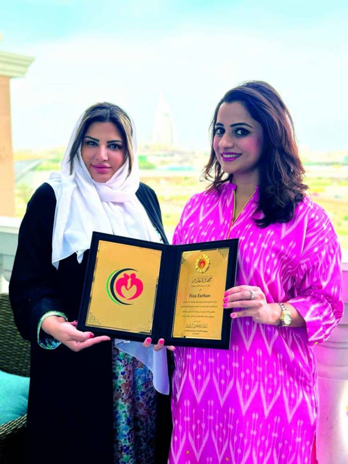 تكريم سيدة لبرها بذويها من جمعية الإمارات لرعاية وبر الوالدين