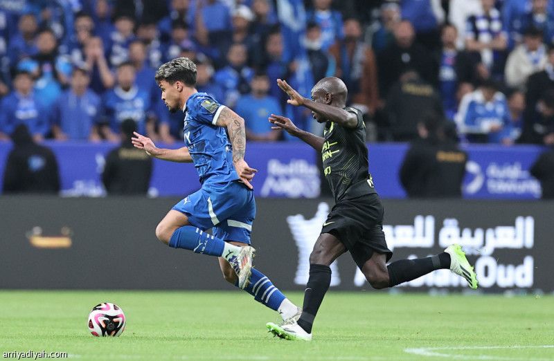 كلاسيكو المتصدر والوصيف.. الكفة متساوية بين الاتحاد والهلال