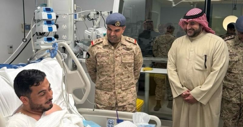 وكيل «الدفاع» ونائب رئيس الأركان يطمئنان على أحد المصابين