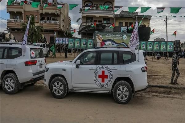 جيش الاحتلال يُعلن تسلمه المحتجزين “تال شوهام وأفيرا منجيستو” من الصليب الأحمر