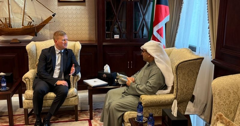 الوزير الجنوب أفريقي دين ماكفيرسون خلال اللقاء مع «كونا»