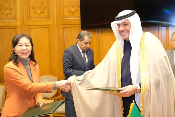 رئيس قطاع الشؤون السياسية الدولية يلتقي رئيس مجلس جامعة شنغهاي للدراسات الدولية ورئيس مجلس إدارة مركز الدراسات الصيني العربي للإصلاح والتنمية