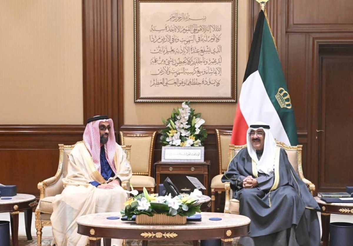 أمير الكويت يستقبل طحنون بن زايد ويستعرضان العلاقات الأخوية بين البلدين