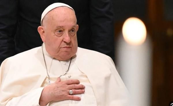 الفاتيكان: البابا فرنسيس لا يزال في حالة حرجة