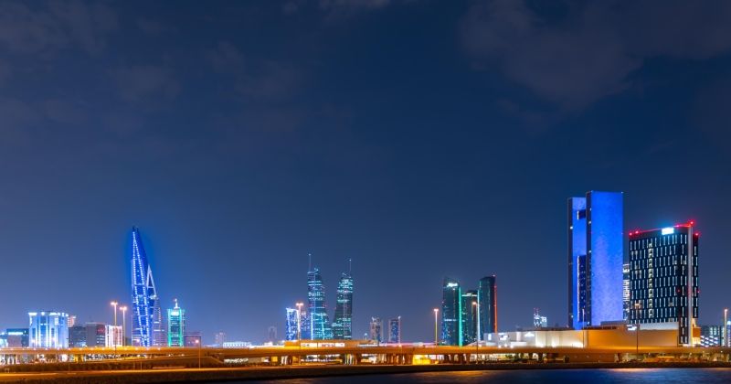 البحرين تتشح بـ «الأزرق» احتفاءً بالأعياد الوطنية