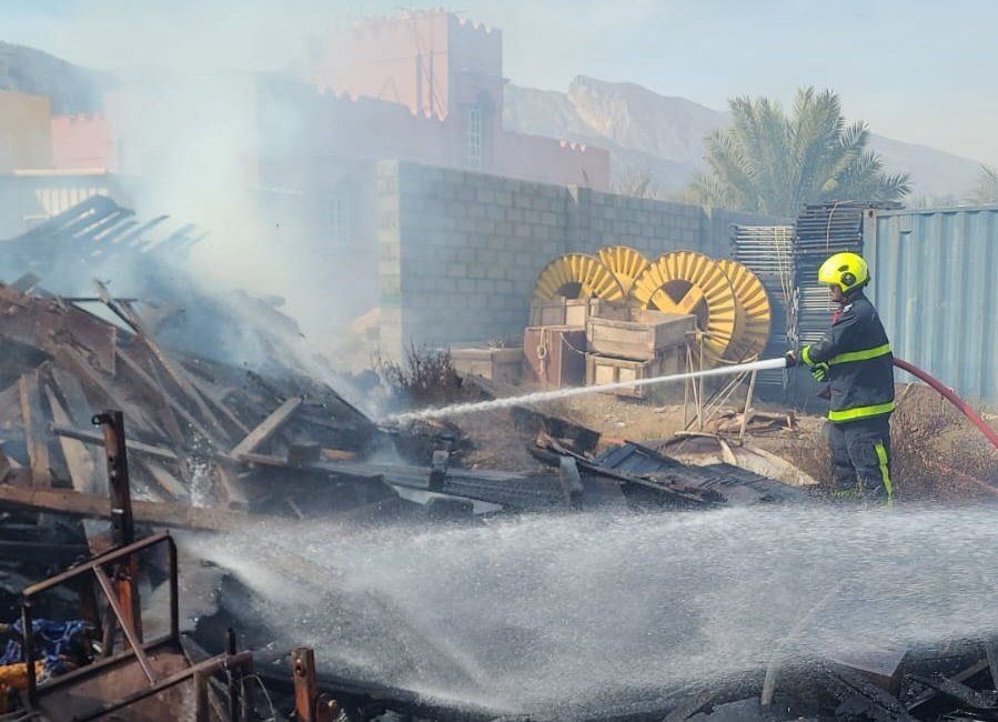 السيطرة على حريق شب في مخلفات داخل إحدى المزارع بالداخلية