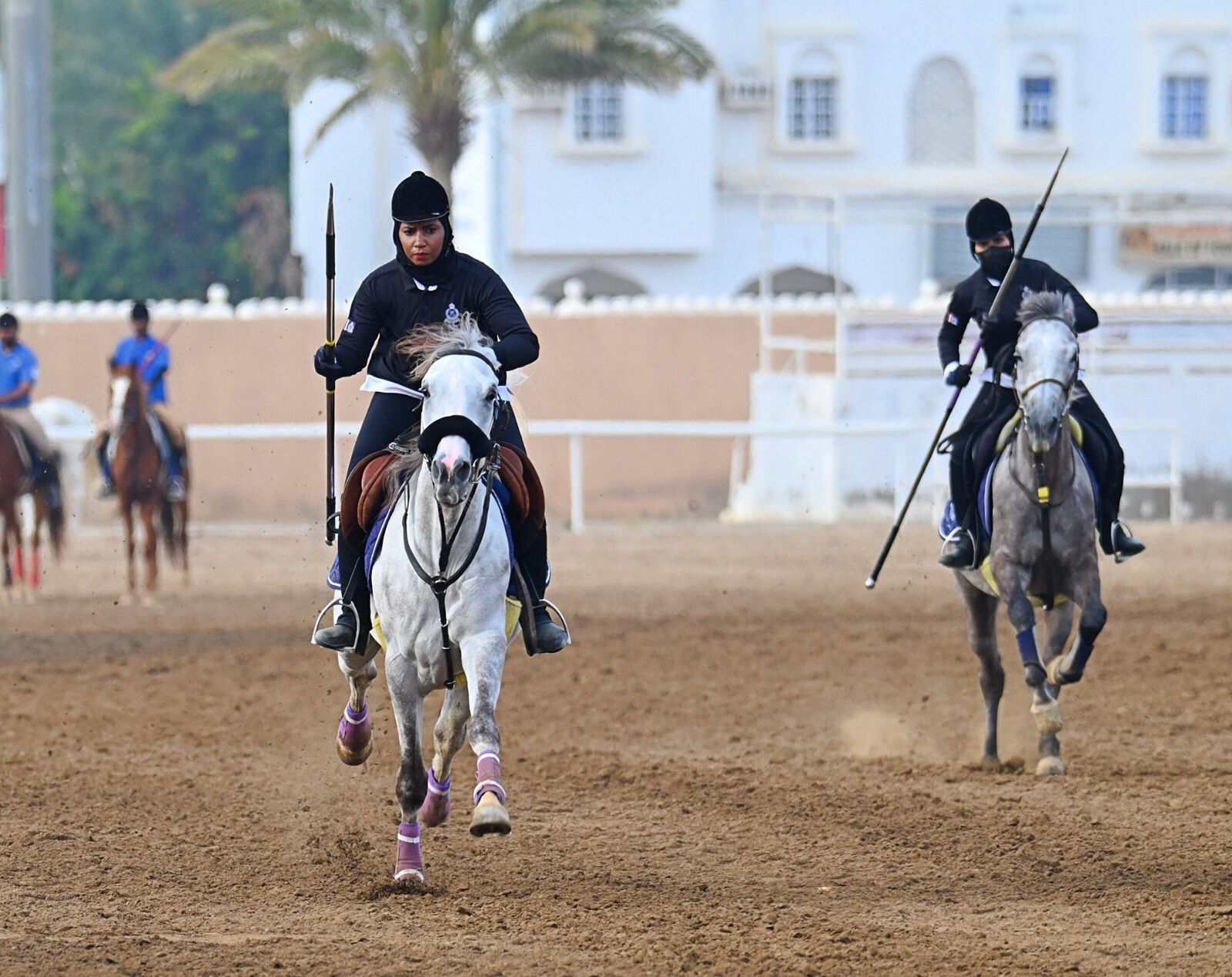 الخيالة السلطانية وفرسان عمان يتوجون على مستوى الوحدات والولايات بختام بطولة التقاط الاوتاد بالرحبة