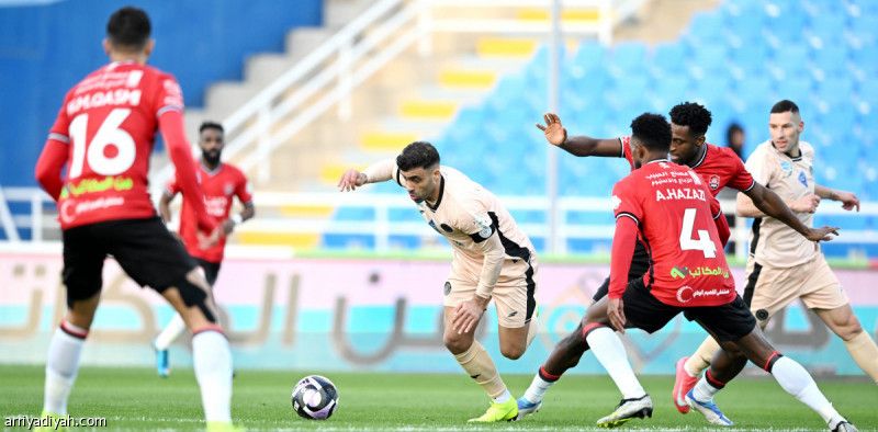 الشباب يرمي الرائد في مناطق الخطر