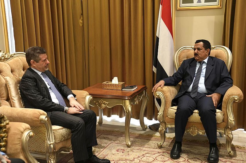 وزير الدفاع يبحث مع مسؤولين دوليين دعم الجيش اليمني وتعزيز التعاون العسكري والطبي