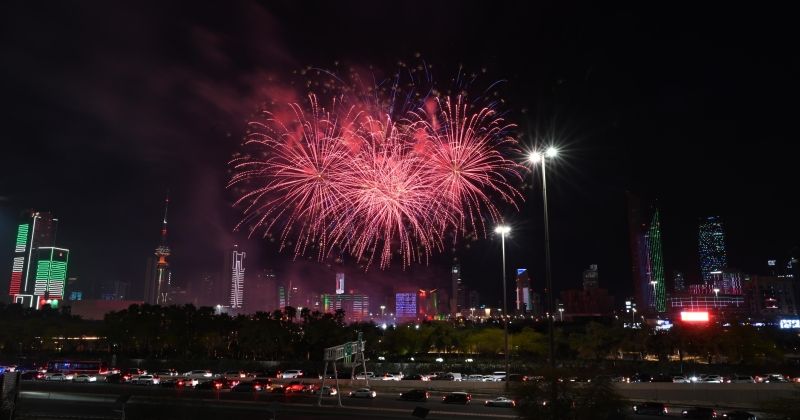 الألعاب النارية تضيء.. حديقة الشهيد