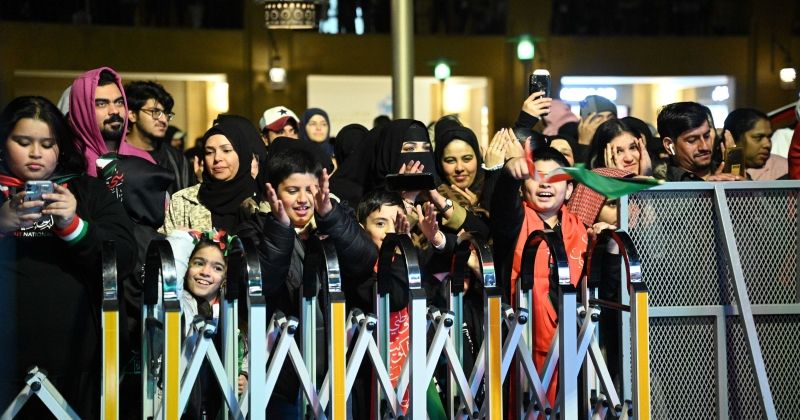 «مجمع الكوت».. ألعاب نارية وعروض الفرق الشعبية وحشود كبيرة احتفالاً بالأعياد الوطنية