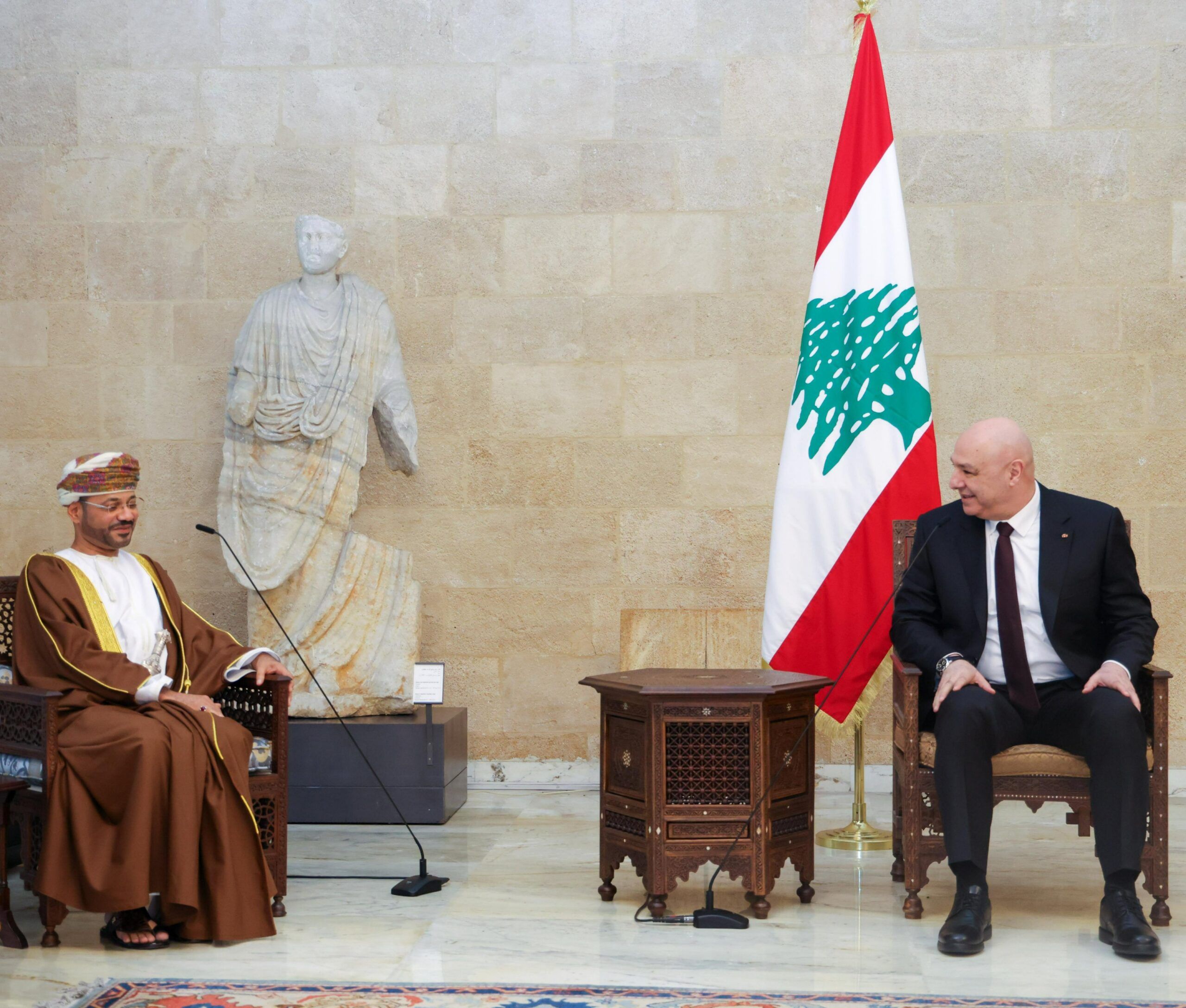 تحيات جلالة السلطان إلى الرئيس اللبناني ينقلها وزير الخارجية