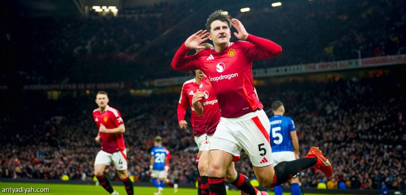 بـ10 لاعبين.. يونايتد يبتعد عن الخطر