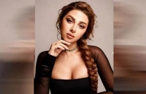 ميريام فارس ظهرت عارية تماماً وغطت عورتها بقطعة قماش قصيرة جداً والجمهور: ما تستحي